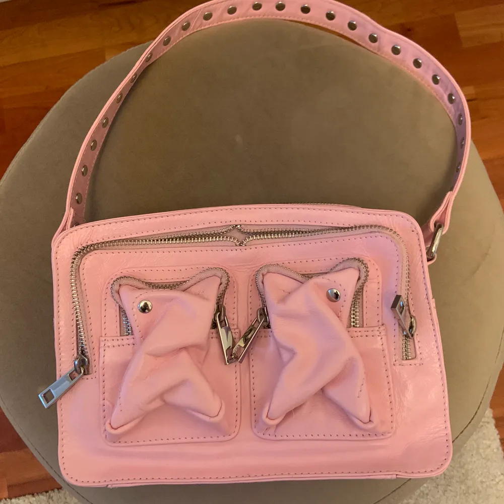 Säljer min rosa väska från nuNoo. Använd 1 gång och är som ny. Skriv ifall ni vill ha fler bilder på skicket. Det kommer med ett långt band också som aldrig är använt. Köpare står för frakt(63kr). Väskor.