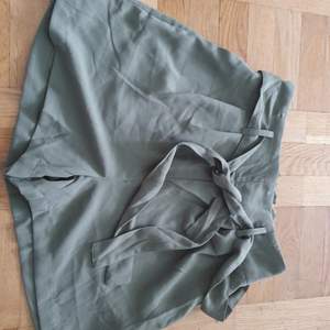 Oanvänd militärgröna shorts från gina tricot. Strl 36, hög midja och fint band i midjan.FRAKT INGÅR EJ