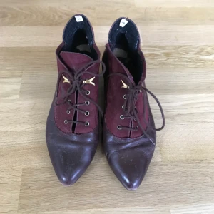 Vintage stövletter - Ett par vintage stövletter i burgundy med taxklack. Frakt ingår! 
