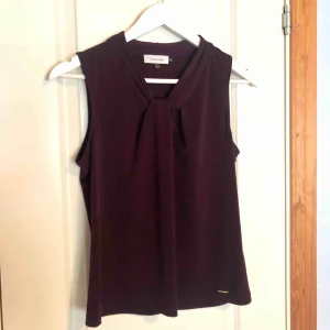  - Magisk lila topp från Calvin Klein som jag har köpt i New York, använd ytterst lite. Jättefint tyg samt kvalité och i perfekt skick. Gyllene märke på vänster sida. ❣️