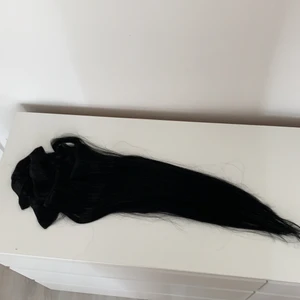Svart clip in 7set - Säljer detta äkta löshår från rapunzel, 7set 60cm. Har bara provat det och går inte att använda pågrund av att jag har för tjockt hår och man ser tydligt att jag har löshår på mig. Har tvättats en gång då jag tänkte att de kanske blir tjockare men ej funk