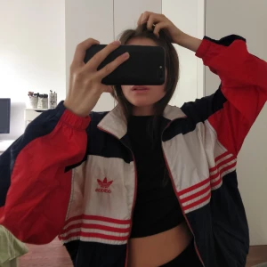 Vintage adidas windbreaker M - Vintage adidas windbreaker. Köpt via Asos marketplace. Frakt tillkommer.