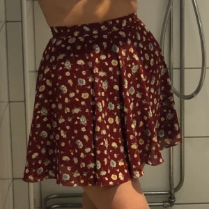 Röd minikjol med blommor - Världens finaste minikjol med blommor på. Inköpt på humana och tyvärr för liten för mig:( Skulle säga att storleken är xs/xxs. Frakt tillkommer✨