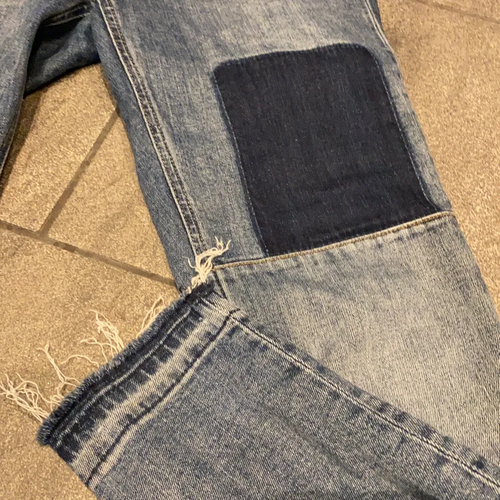Riktigt coola jeans från hm! Knappt använda. Hör av er vid frågor eller funderingar över priset💖💖. Jeans & Byxor.