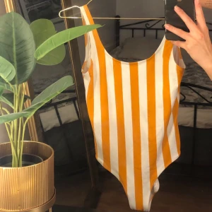 WEEKDAY Baddräkt  - Snygg randig oanvänd baddräkt från WEEKDAY                    i storlek S 🧡🤍🧡                                                             Köpare står för frakt 📦 