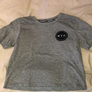 Soc tröja - En grå soc tröja från stadium. Använd typ 4 gånger. (Ej för träning) Kan frakta, kanske mötas. Fråga om ni vill veta något, frakt osv.