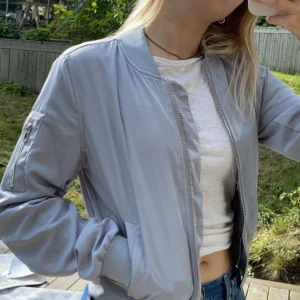 Cherry Koko bomberjacka  - Jättecool grå bomberjacka från märket Cherry Koko. I mycket bra skick och passar till nästan allt! Fraktkostnad tillkommer och betalas av köparen.