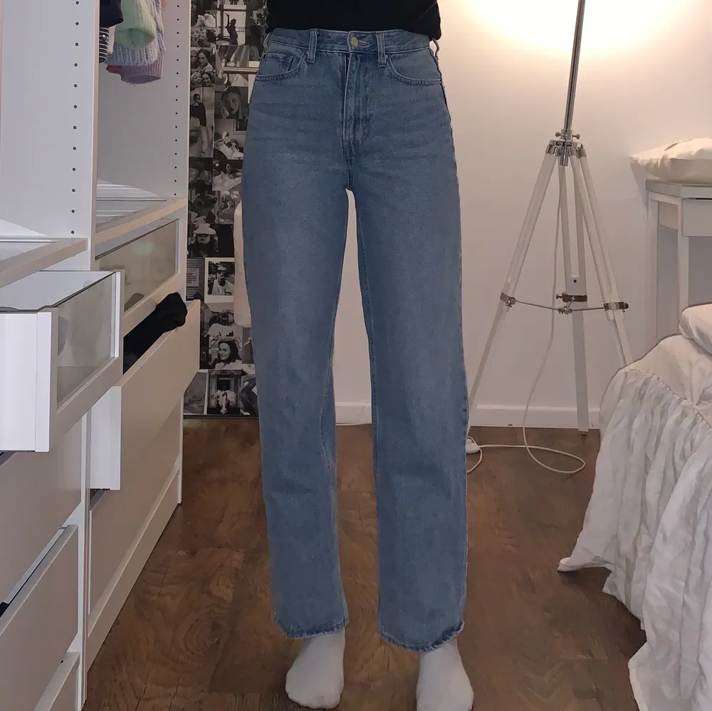Knappt använda jeans från H&M, säljs pga för korta för mig som är 165. Jeans & Byxor.