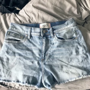 Jeans Shorts från pink  - Säljer ett par jättefina och sköna shorts från pink i storlek 6 pga dem tyvärr blivit för små:/