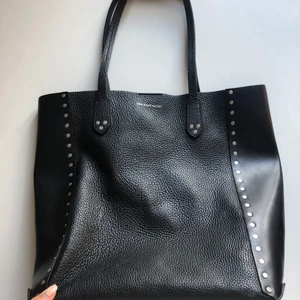 POLO Ralph Lauren totebag - Schysst tote från POLO Ralph Lauren. Får enkelt plats en mindre laptop i väskan. Stängs med magnet och är i gott skick, inga fläckar på insidan eller synlig slitning någonstans. Dustbag medföljer och kvitto finns. 