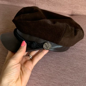 Keps - Så fin! Aldrig använd. Tillverkad i Sverige, i fint skinn och mocka 😍