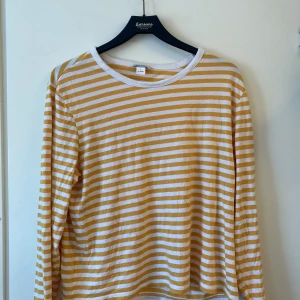 Monki tröja - En långärmad tröja från monki i storlek L. (Jag har egentligen M så den är lite stor för mig) sitter även snyggt på S. Använt ett fåtal gånger. Köparen står för frakten om ni inte bor i närheten och vill mötas upp.