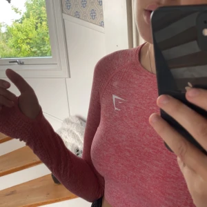 Gymshark träningströja storlek xs - Sjukt snygg och bekväm träningströja från gymshark i storlek xs. Köpt för inte så länge sedan. Aldrig använd endast testad. Var snabb när jag fick hem plagget så därav avklippta lapp. Säljs då den är lite för liten