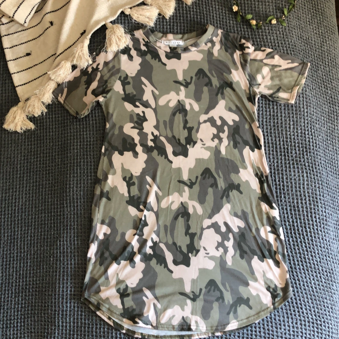 Klänning i militärmönster