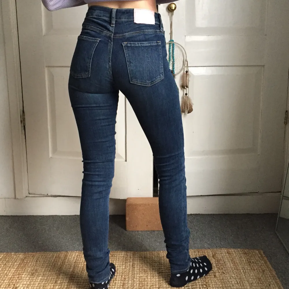 Pow skinny jeans från crocker! Aldrig använda. Raw hem längst ner. Mid waist storlek W29L27. Frakt inte inkluderat i priset! Mitten bilden inte min.. Jeans & Byxor.