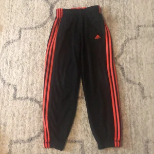 Adidas - Ny har inte använt den, den är för liten för mig