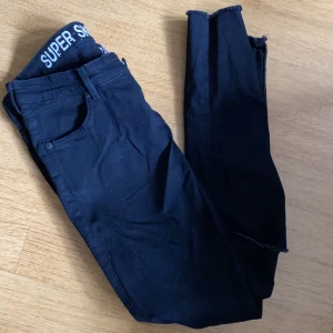 Jeans  - Skinny jeans med hål på knäna. Nya med lapp. Stretch 