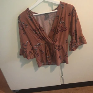 Lindex - Har använt den men den går att använda fortfarande den är jätte fin och har inga hål eller fläckar.