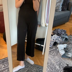 Fladdriga byxor - Säljer dessa fladdriga byxor pga jag inte använder dom längre🙂 Dom har inga fickor! Sitter perfekt på mig och jag är 160 cm lång. Köparen står för frakten!