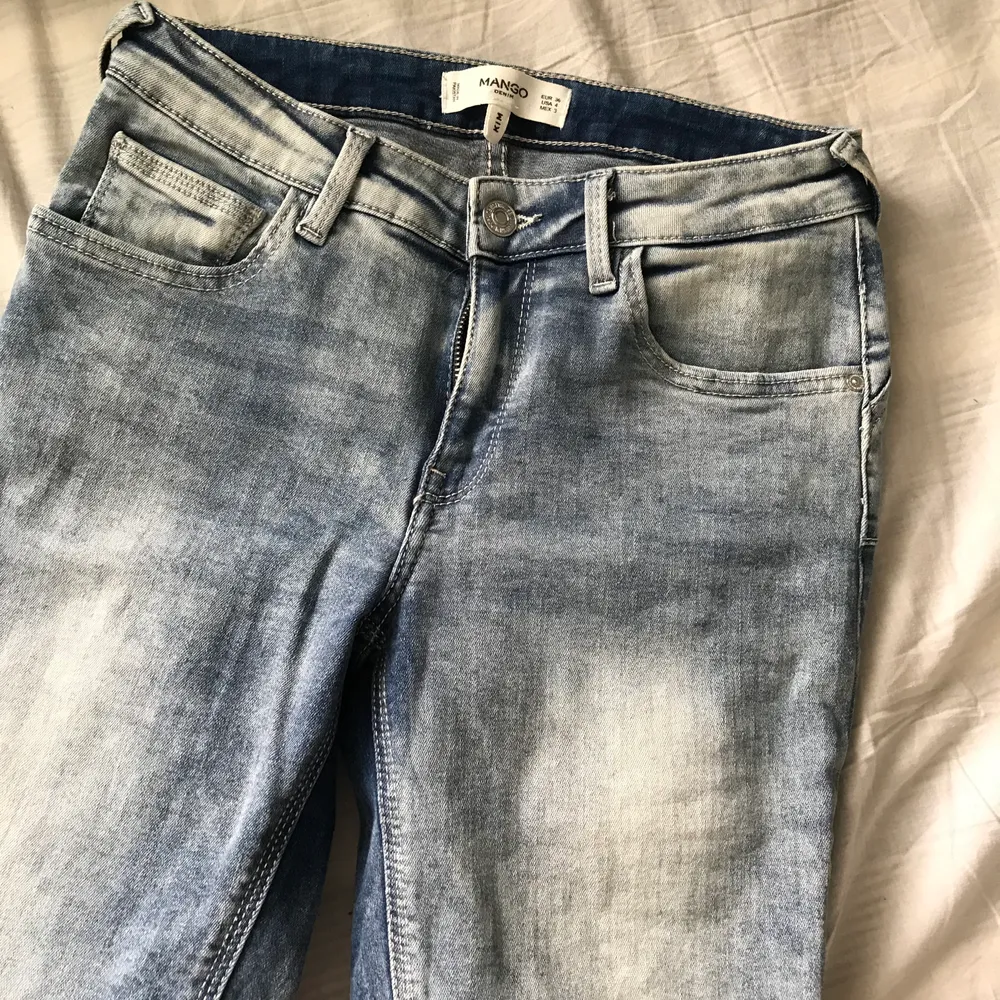 Ett par ljusblå, lite spräckliga jeans. Skönt material, och sitter bra på. Buda. Köparen står för frakten! . Jeans & Byxor.