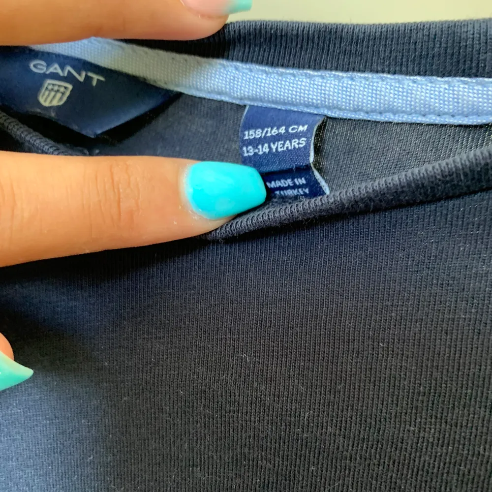 Säljer min blåa gant tröja super skön och bekväm, (äkta) frakt 42kr❤️ priset kan diskuteras. Tröjor & Koftor.