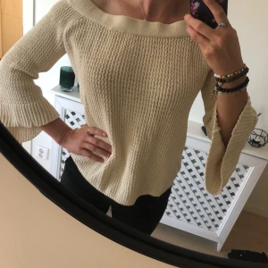 Abercrombie & Fitch  - Superfin off shoulder topp med vida armar. Storlek S. Använd Max 10 gånger. Köparen betalar frakt 