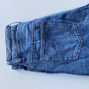 Ett par straight jeans som sitter jätte fint! Säljer pågrund av att jag aldrig använder dem längre! 200kr + frakt (SÄNKT PRIS, nu 150)