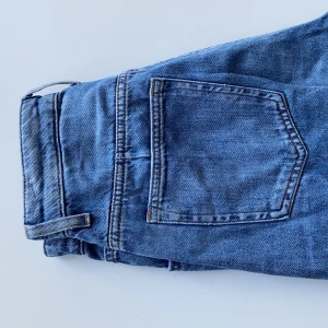 Blåa straight jeans  - Ett par straight jeans som sitter jätte fint! Säljer pågrund av att jag aldrig använder dem längre! 200kr + frakt (SÄNKT PRIS, nu 150)