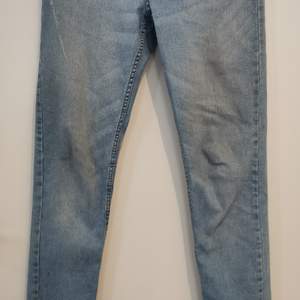 Jeans från cheap monday med slitningar