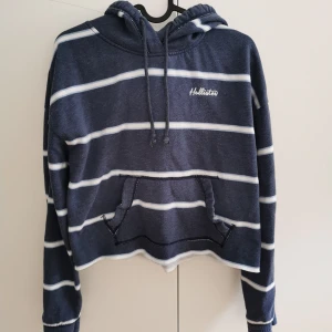 Hollister hoodie strl S - Hollister hoodie strl S, säljer för att den aldrig kommer till användning. Kan bli billigare vid snabb affär. 