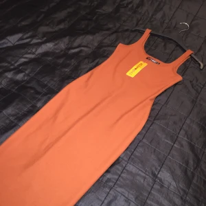  - Säljer denna fina figursydda klänning från Alive Girl. Går strax över knäna och har en öppning bak. Oanvänd och kan fraktas.