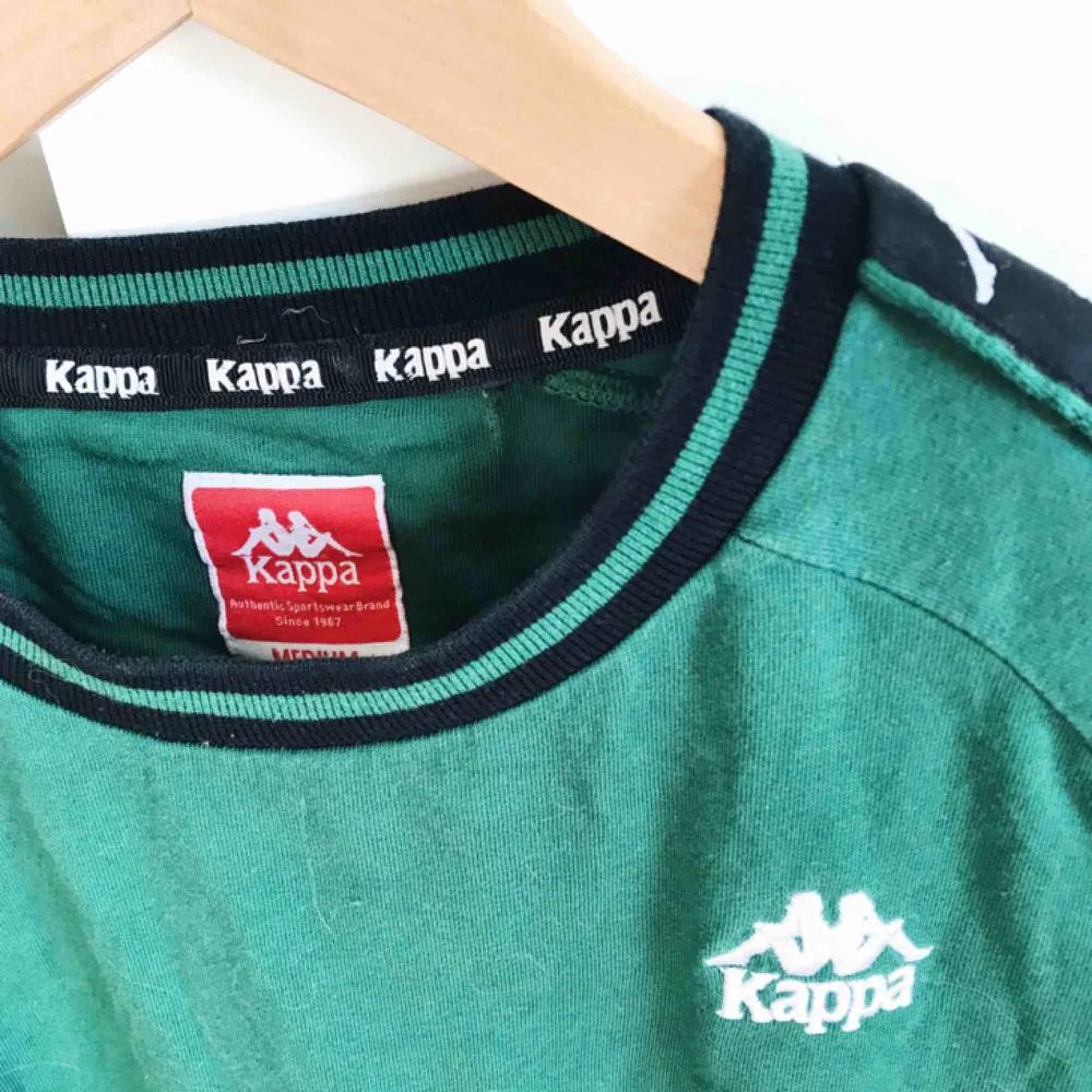 Super snygg Kappa t-shirt, väldigt sparsamt använd pga är för ocool :-( Frakt tillkommer 🤩. T-shirts.