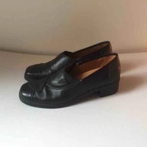  - unika svarta vintageskor köpta på en secondhandmarkad i ukraina! säljes då de inte kmr till användning.