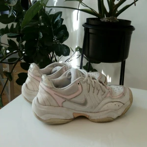  - Original Nike skor begagnade. Hör av dig om frågor. Passar barn eller mindre storlekar 35'5. 🌿🌿🌿🌿