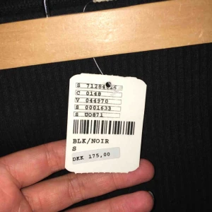  - Enkel men så snygg top från urban outfitters. Funkar både till vardags och fest. Aldrig använd så i nyskick :) Kolla gärna mina andra annonser med😊