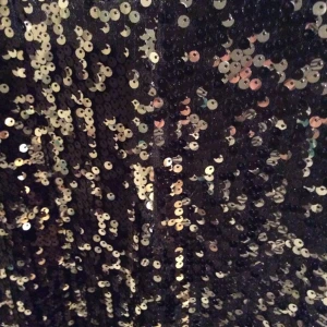 Svart/silvrig paljettklänning med djup rygg från Gina Tricot. Använd vid ett tillfälle. - Svart/silvrig paljettklänning med djup rygg från Gina Tricot. Använd vid ett tillfälle.