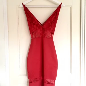  - Fina festklänning från Club L, Nelly!  Knappt använd alls. Fint skick! Korsade band i ryggen och tajt o snygg!  Bjuder på frakten 🌸 