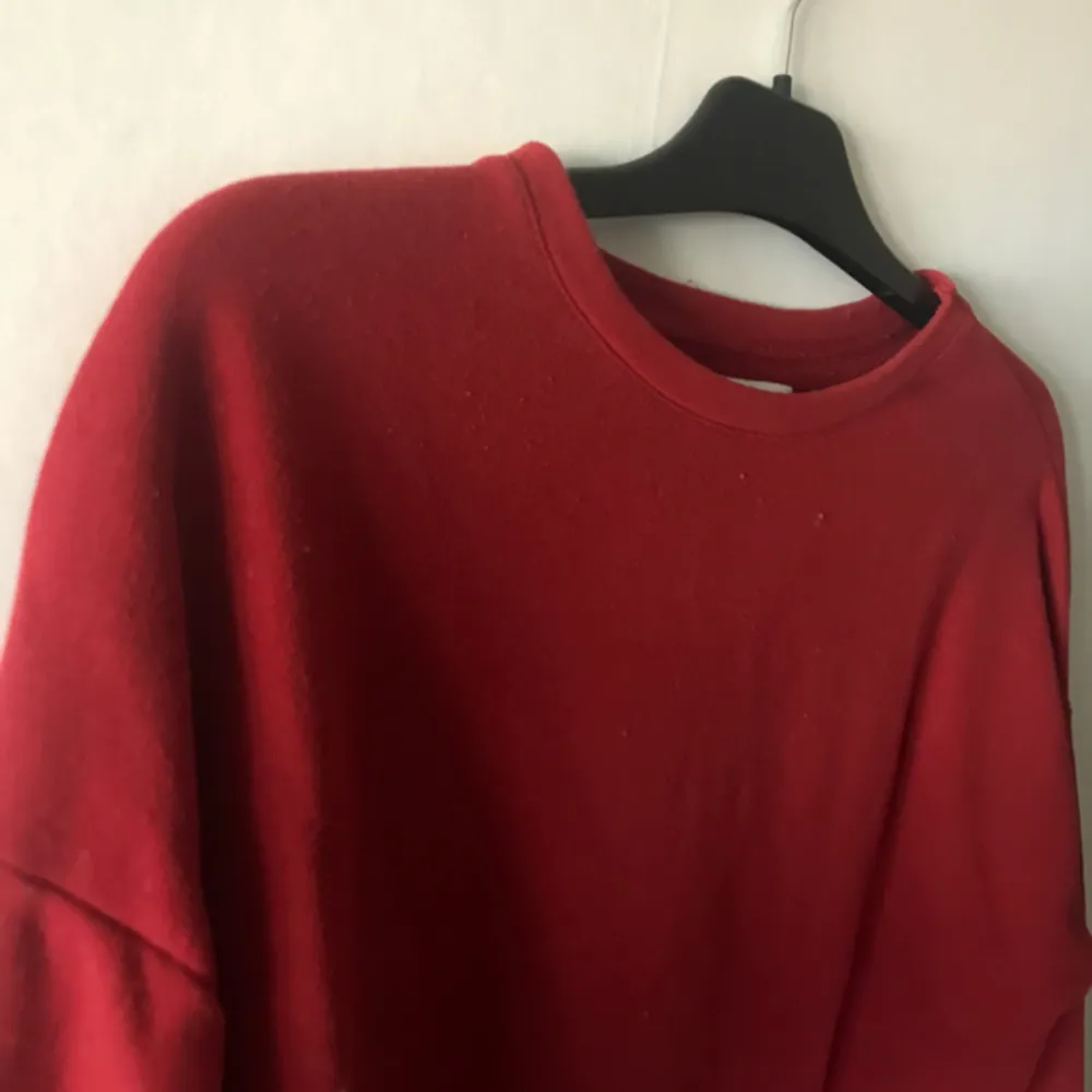 Klassisk röd, lagomt tjock tröja från Pull And Bear, perfekt i både färg och form för hösten! Knappt använd, så väldigt gott skick. Pris kan diskuteras, tar Swish!. Hoodies.