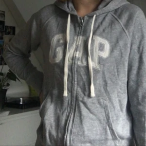  - Kofta från GAP köpt i London, strl XS men har lös passform så passar nog även S/M.