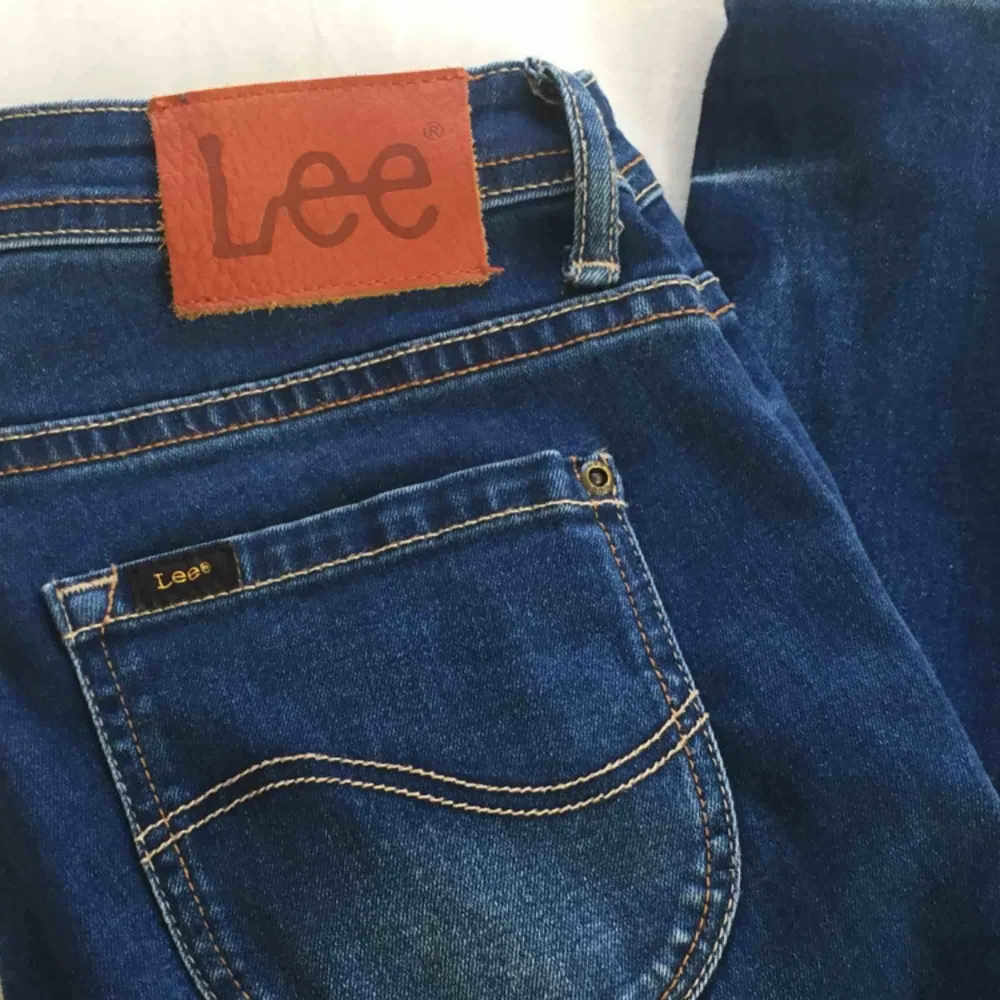 Jeans från Lee i perfekt skick! Väldigt stretchiga så passar även nån storlek större. Skriv om du har frågor! Möts i centrala sthlm.. Jeans & Byxor.
