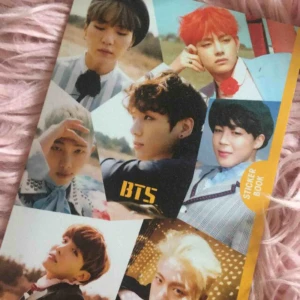 - BTS Sticker book. Vill du ha en bok fylld med klistermärken på BTS? 🌟