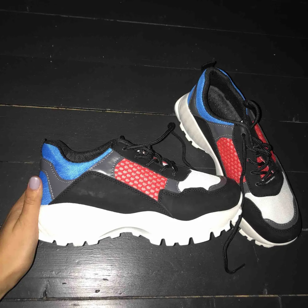 Trendiga Chunky sneakers i blått vitt rött och svart. Strl: (liten) 40. Skor.
