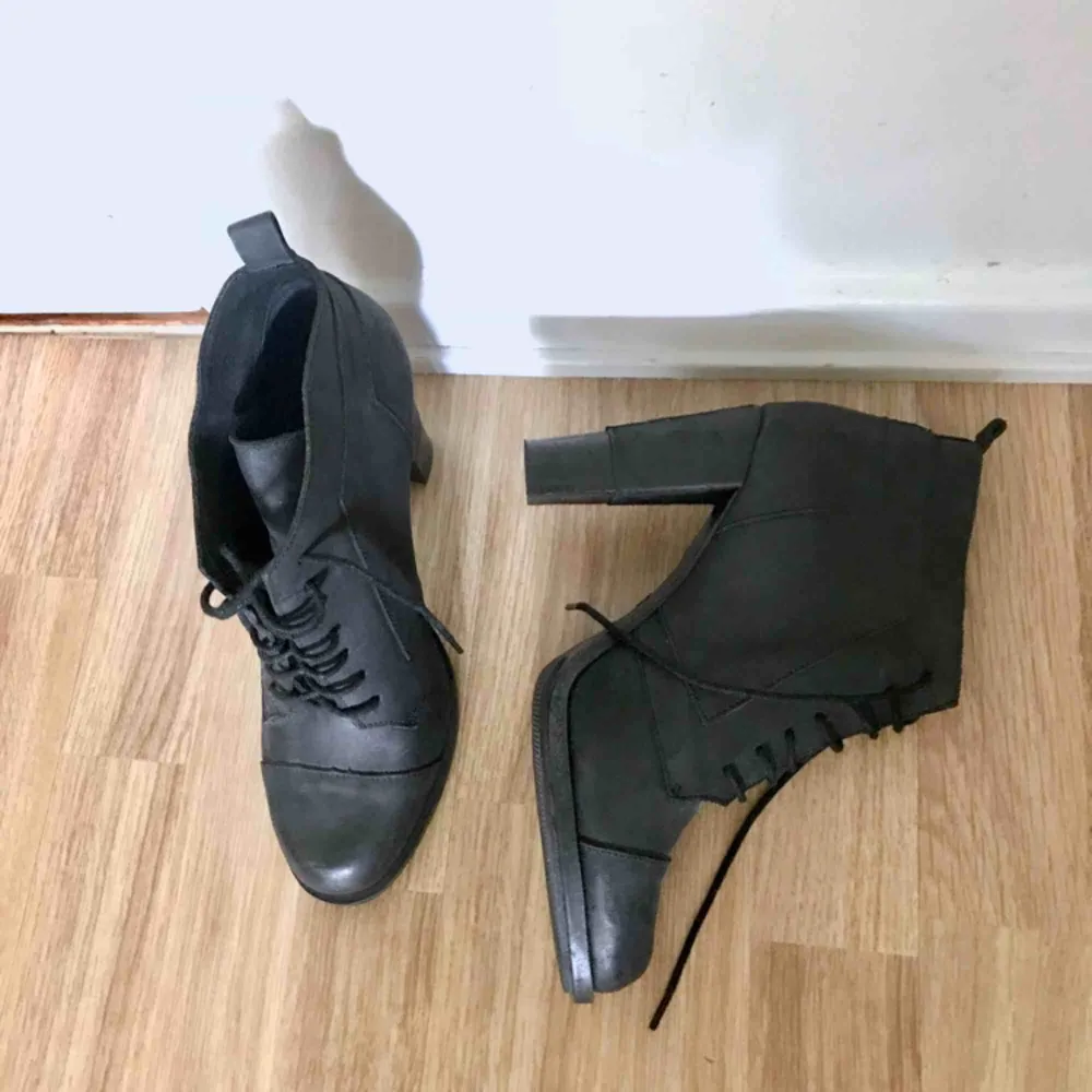 Svarta boots från Bronx i suede i storlek 40. Snygg design från Bronx som jag aldrig har använt. Smal passform. Ca 7 cm klack. Skor.