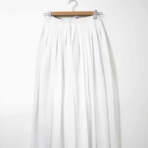  - Vit maxi kjol. Sitter ganska tight vid midjan men kan justeras då den har en gummiband inuti kjolen som jag har lagt till.