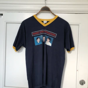  - Vintage Manic Street Preachers tour T-shirt från 1997. Trevligt slitet skick. Något tight fit så passar även fint som medium. Hämtas i Uppsala eller skickas mot frakt. 