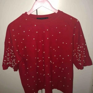  - Röd tröja med pärlor på från Chiquell i st 36 som jag endast har använt en gång i nån timme. 