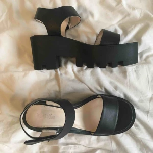  - Från ett uk-based märke som heter La Moda. Använda en gång. I fint skick. En normal 39a. Nypris var väl runt 400kr.  Coola skor att inviga hösten med, funkar finfint under sommaren också. 