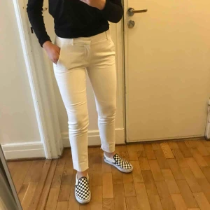  - Vita kostymbyxor ifrån Zara. Storlek XS/34.Ingen retur. Priset är inkl frakt!🍃🌼🎈🍄🌵