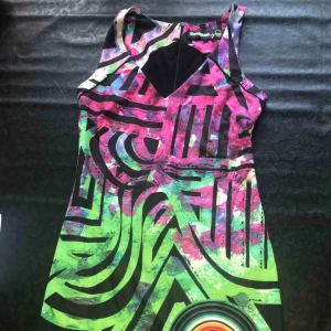  - Flerfärgad klänning från desigual med dragkedja baktill. Kan skickas men köparen står för frakten 
