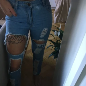  - Slitna jeans